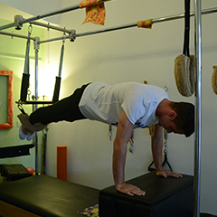 Cadillac con barra extensible para el ejercicio de brazos.