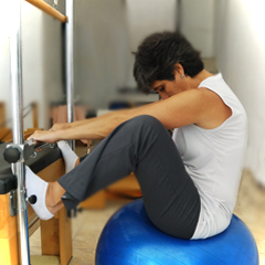 En el pilates tenemos la posibilidad de combinar las maquinas propias de la disciplina con elementos de otros ejercicios como la esferodinamia