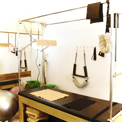 El pilates trapecio cadillac, es una especie de cama elevada con una estructura de acero sobre ella