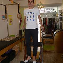 
Foto de http://www.peakpilates.com	Realmente es una versión casera de la “silla alta”, según los discípulos de J. Pilates esta fue inventada para poder utilizarse en la propia casa.